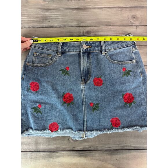 Pacsun Red Rose Embroidered‎ Denim Jean Mini Skirt Raw Hem Size 28 Y2K - Picture 10 of 11